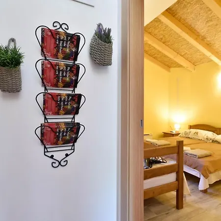 Holiday Home With Swimming Pool, Wellness, Extra Apartment And Horses Vrlika Exterior photo