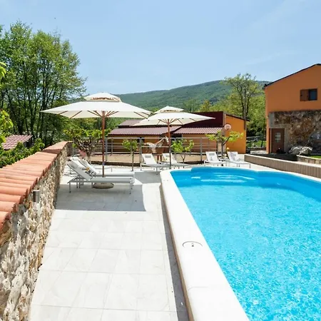 Holiday Home With Swimming Pool, Wellness, Extra Apartment And Horses Vrlika Exterior photo